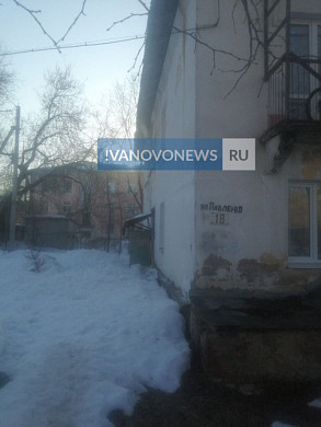 В Иванове сошедший с крыши снег чудом не задел маму с ребенком